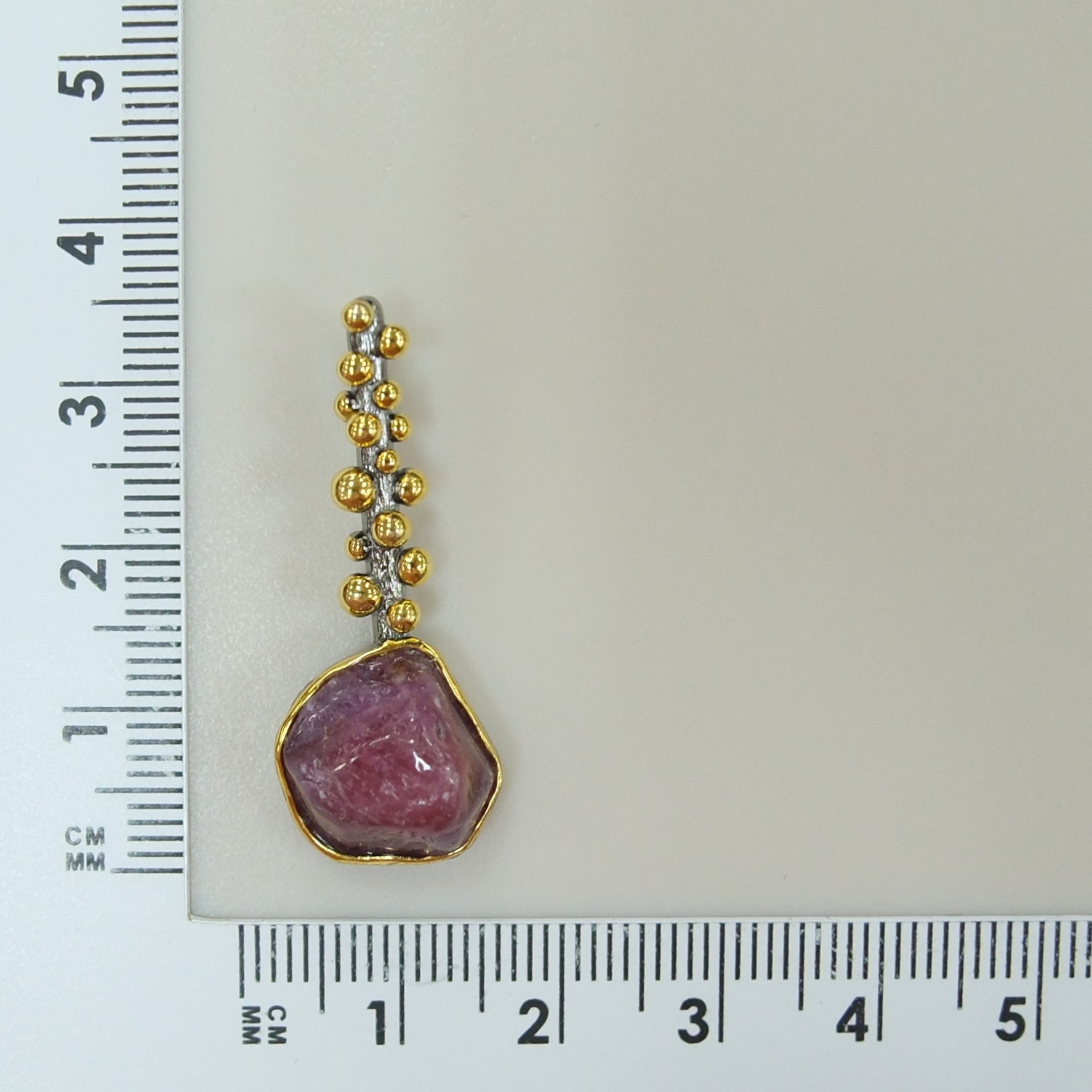 Серебряная подвеска с корундом